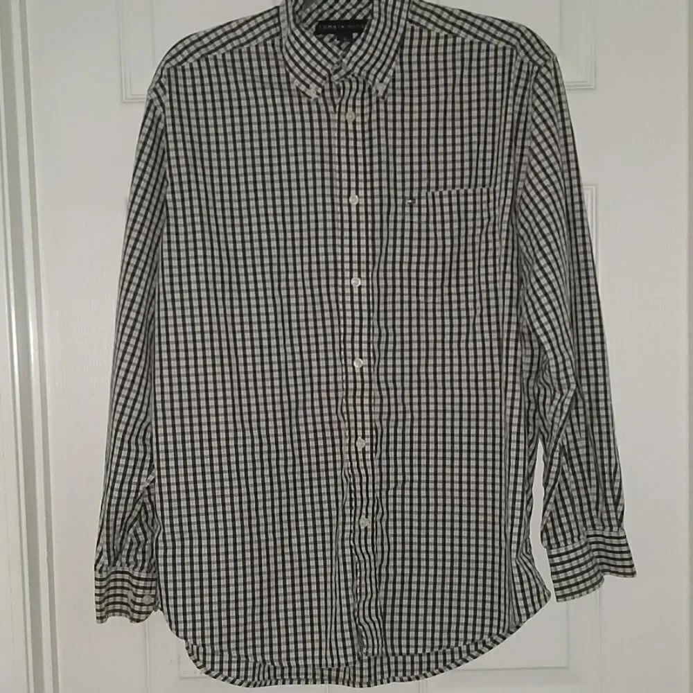 Tommy Hilfiger button down dress shirt Sz M.